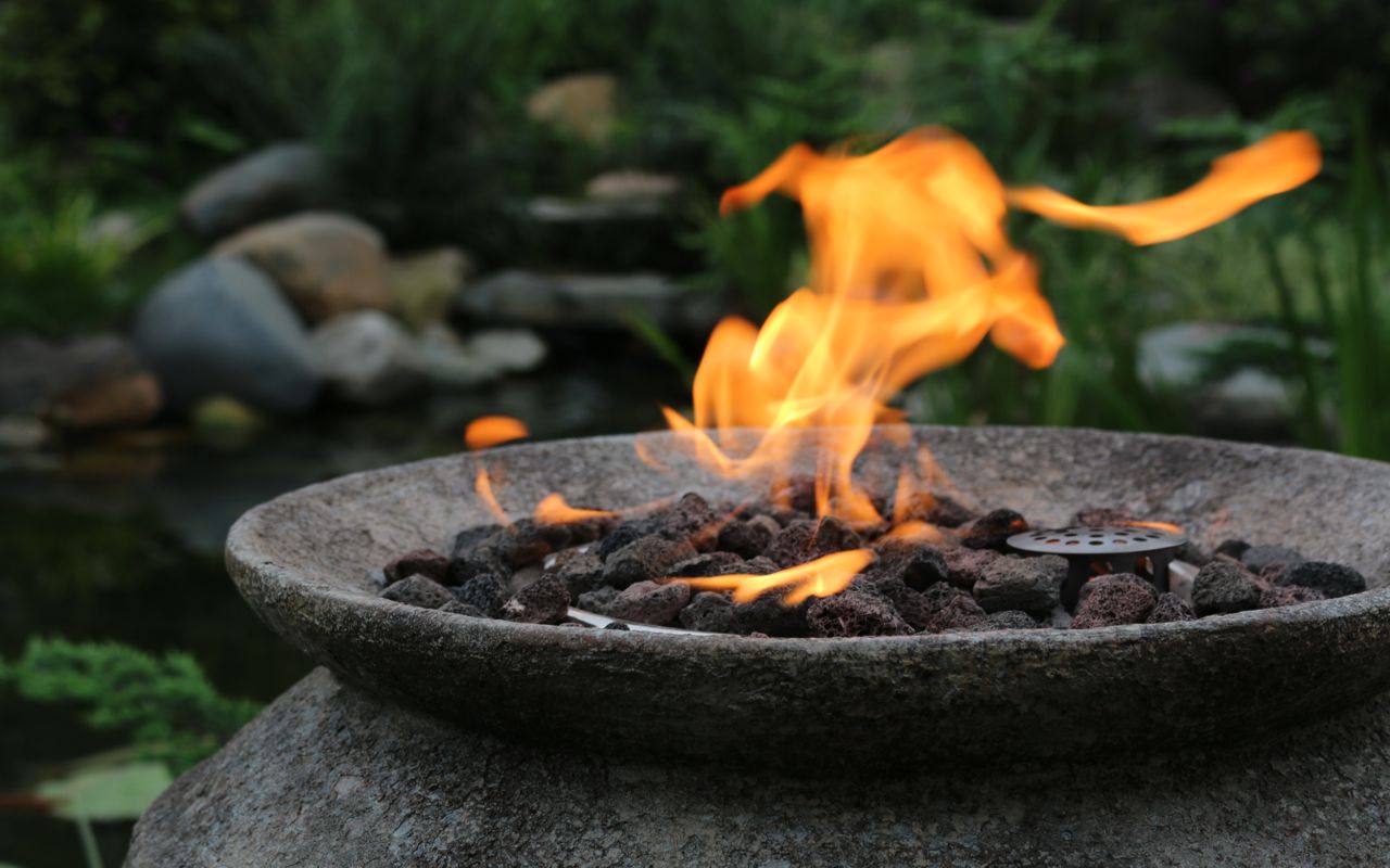 Lava stones and flame in the neck of the POMPEI POT fire pit