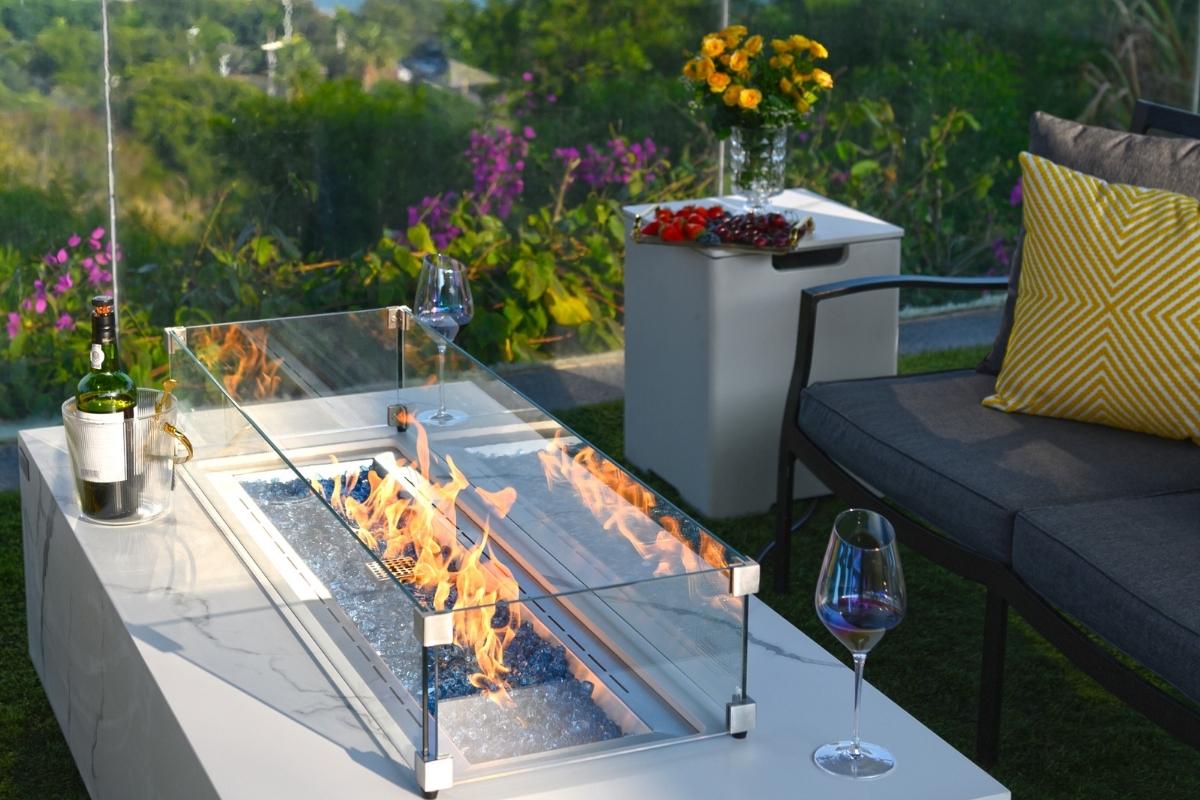 White bottle cover by the CARRARA table
