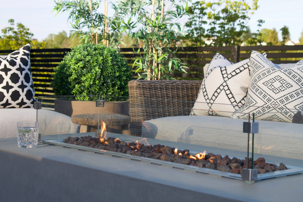 Rectangular wind guard on the GRANVILLE fire pit