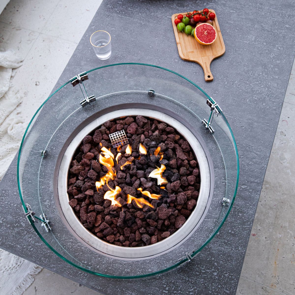 METROPOLIS fire pit with the round glass guard