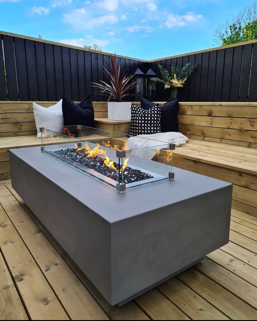 GRANVILLE fire pit with the glass wind guard