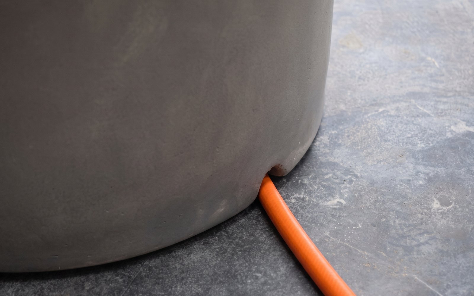 Hose led through the cut-out at the bottom edge of the round cover