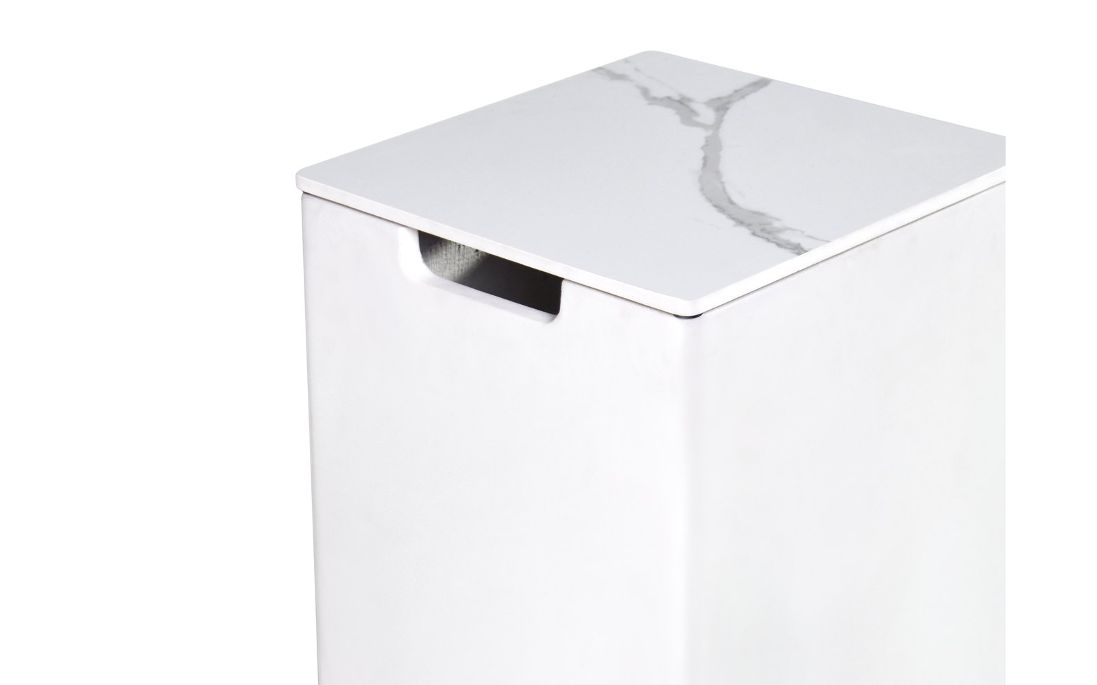 The ceramic lid in a white marble finish up close