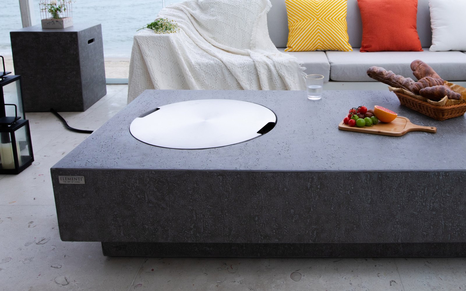 METROPOLIS fire pit with the round stainless steel lid and snacks