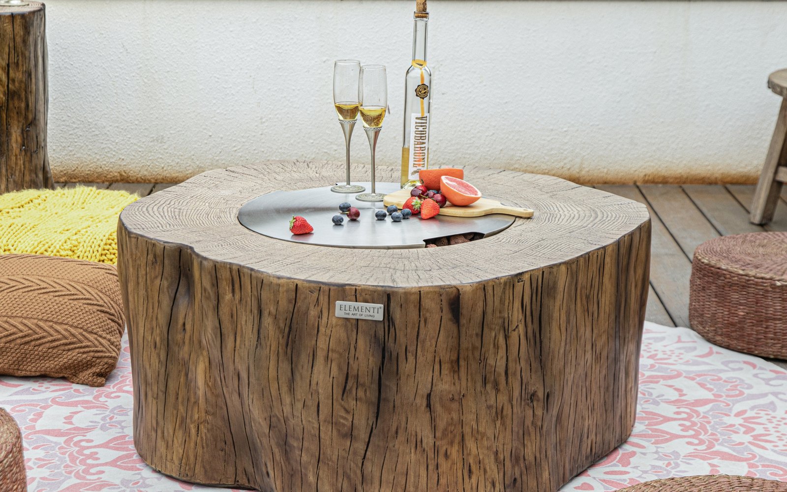 Wood-look MANCHESTER fire pit with the stainless steel lid