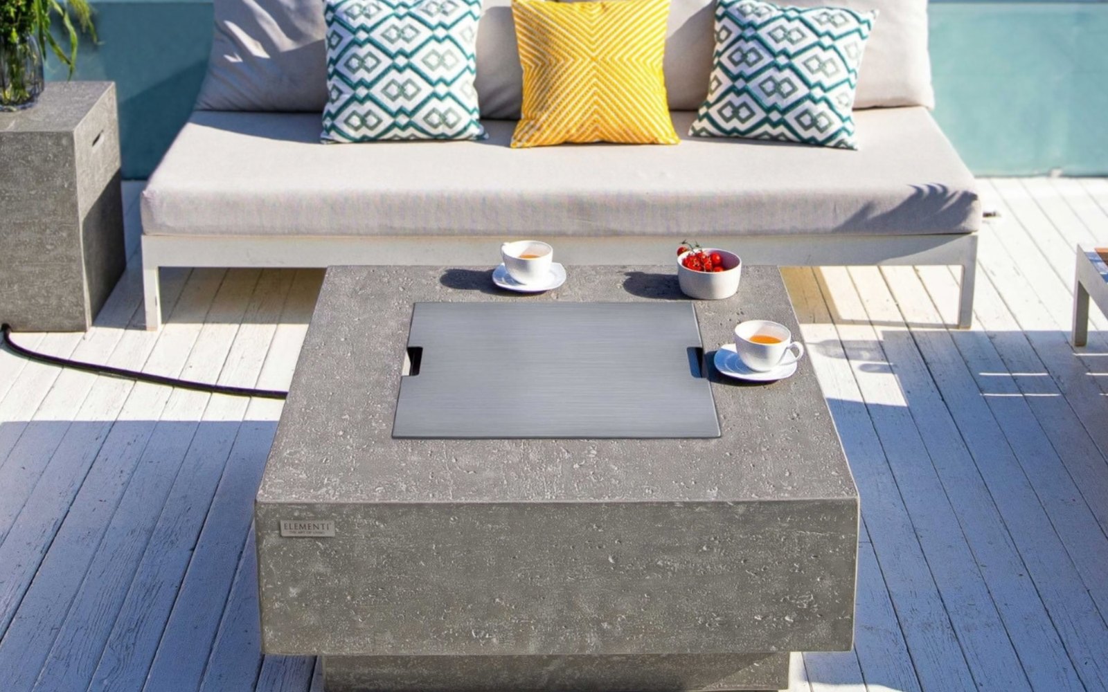 The stainless steel lid on the MANHATTAN fire pit up close