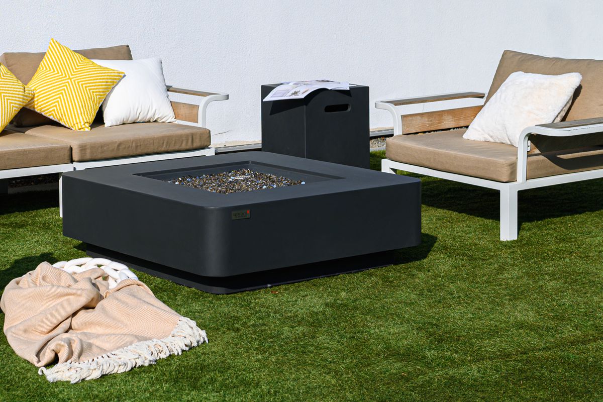 BERGAMO table with a bottle cover on the lawn