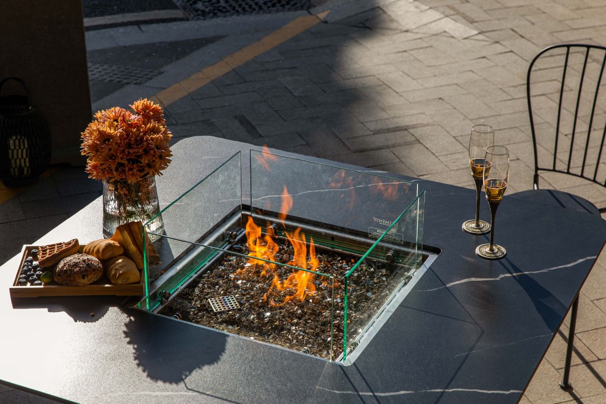 BRUGGE table with the glass wind guard