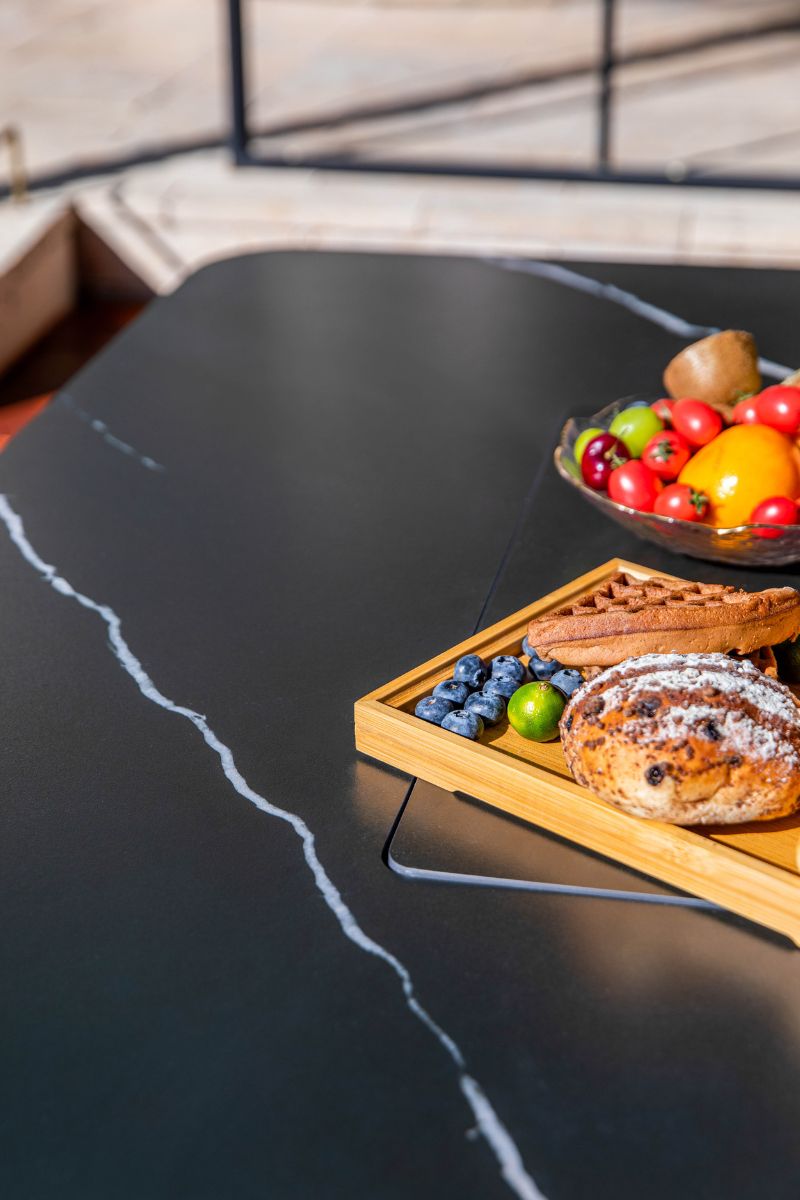 The black marble décor porcelain top of the BRUGGE table up close