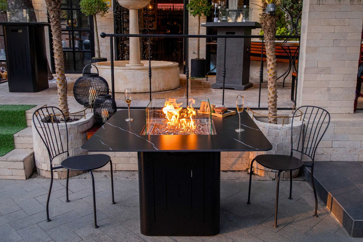 BRUGGE table in a black marble décor
