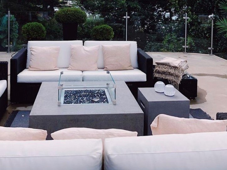 LISMORE table with the glass wind guard between sofas