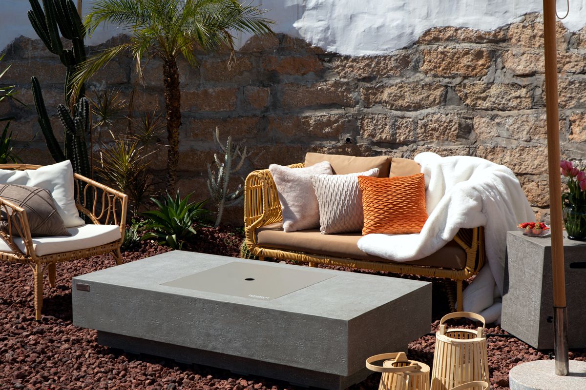 MONTE CARLO table with the fire pit lid on
