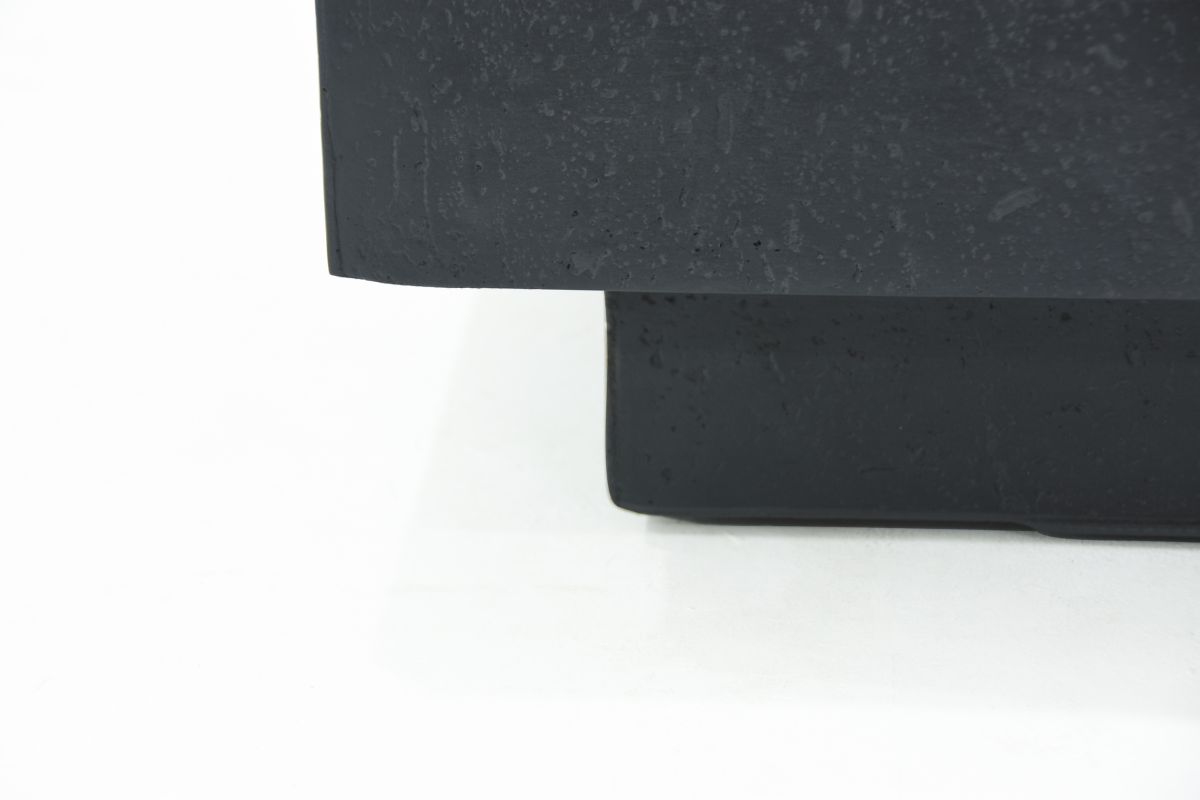 Close-up of the MANHATTAN Dark Grey surface with its travertine imprint