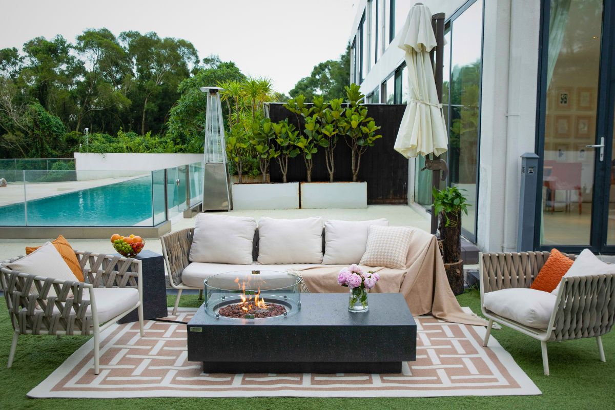 METROPOLIS Dark Grey table in a garden by the pool
