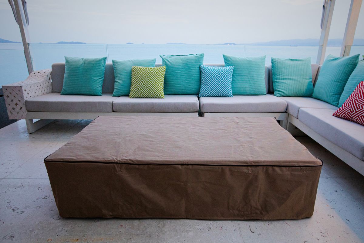 Protective fabric cover supplied with the METROPOLIS table