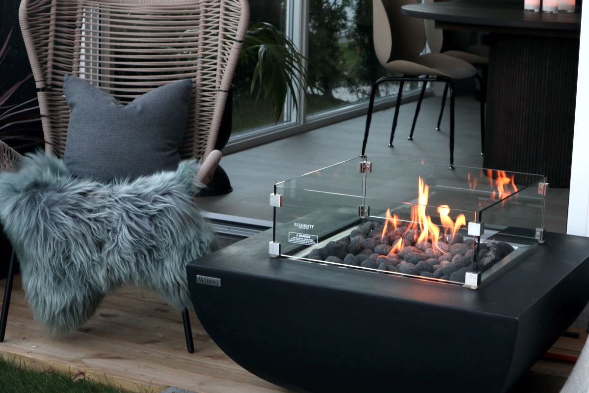 AURORA table with the glass wind guard