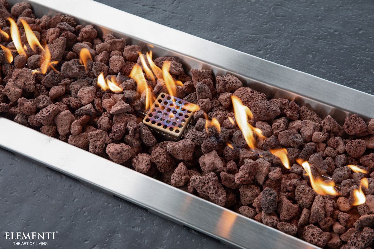 The flame in the KINGSALE Dark Grey fire pit up close