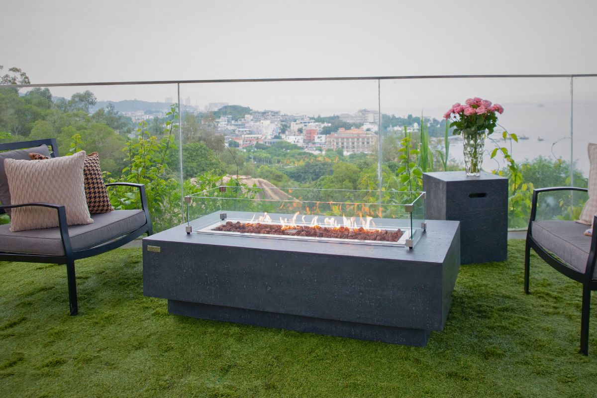 KINGSALE Dark Grey table with the bottle cover in the garden