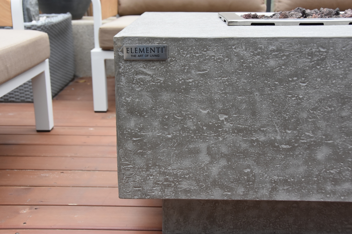 Close-up of the KINGSALE surface with its travertine imprint