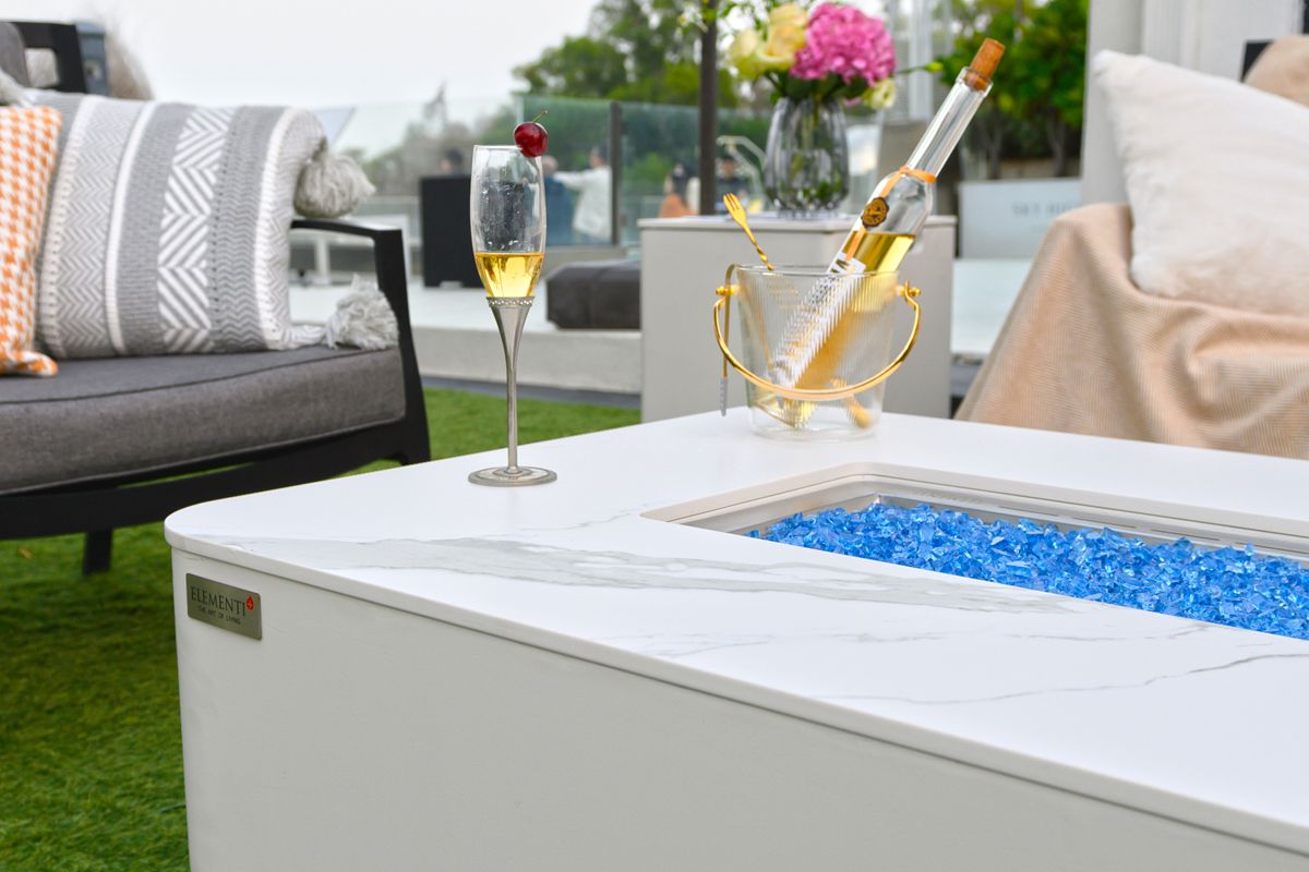 The white marble décor porcelain top of the ATHENS table up close