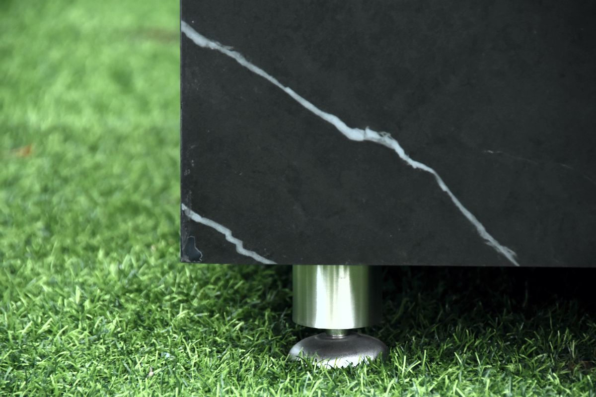 Side of the VARNA table in its black marble décor, up close