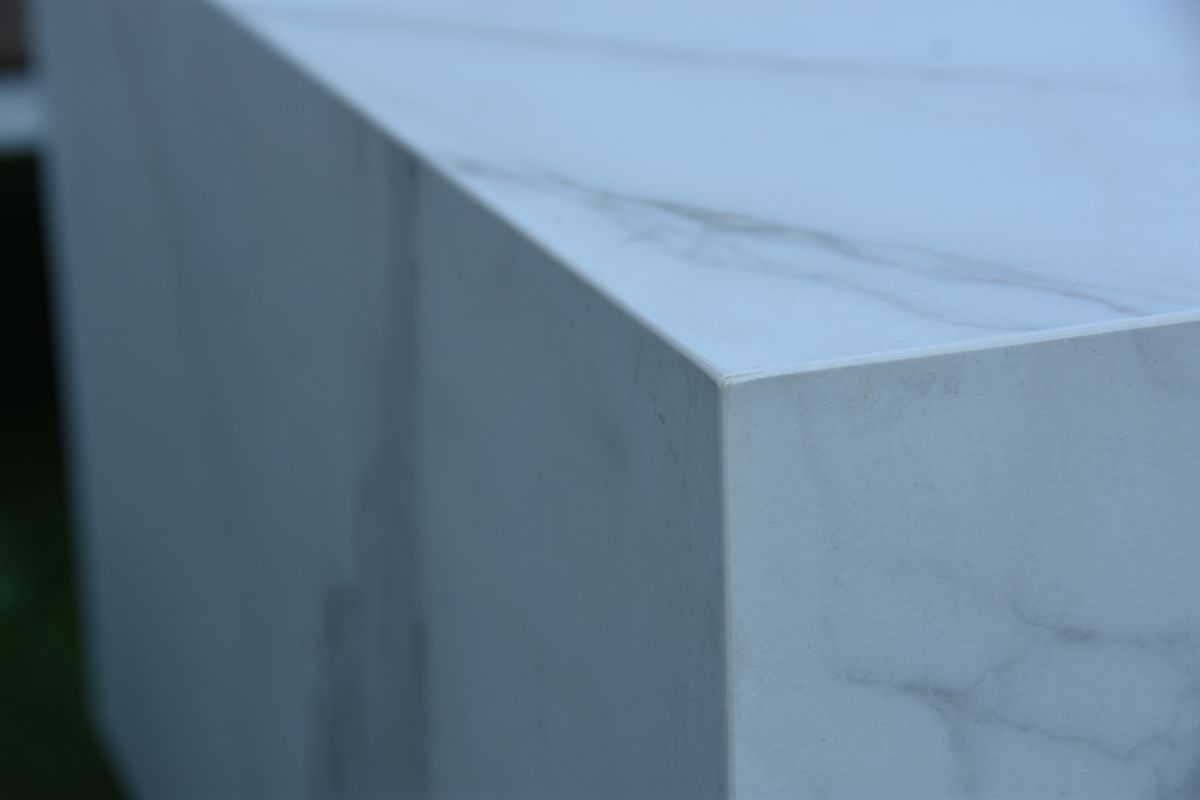 Edge of the CARRARA table in its Carrara marble décor, up close