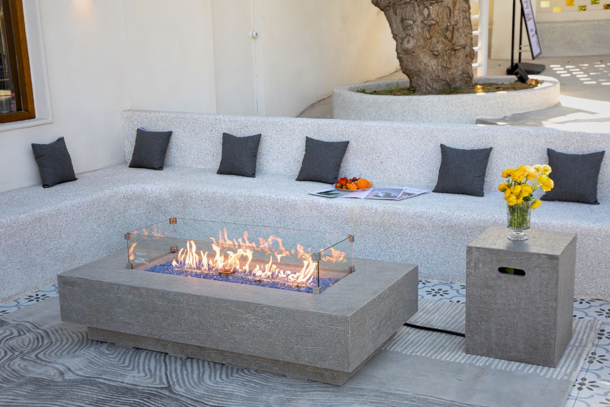 RIVIERA table with the glass wind guard and bottle cover