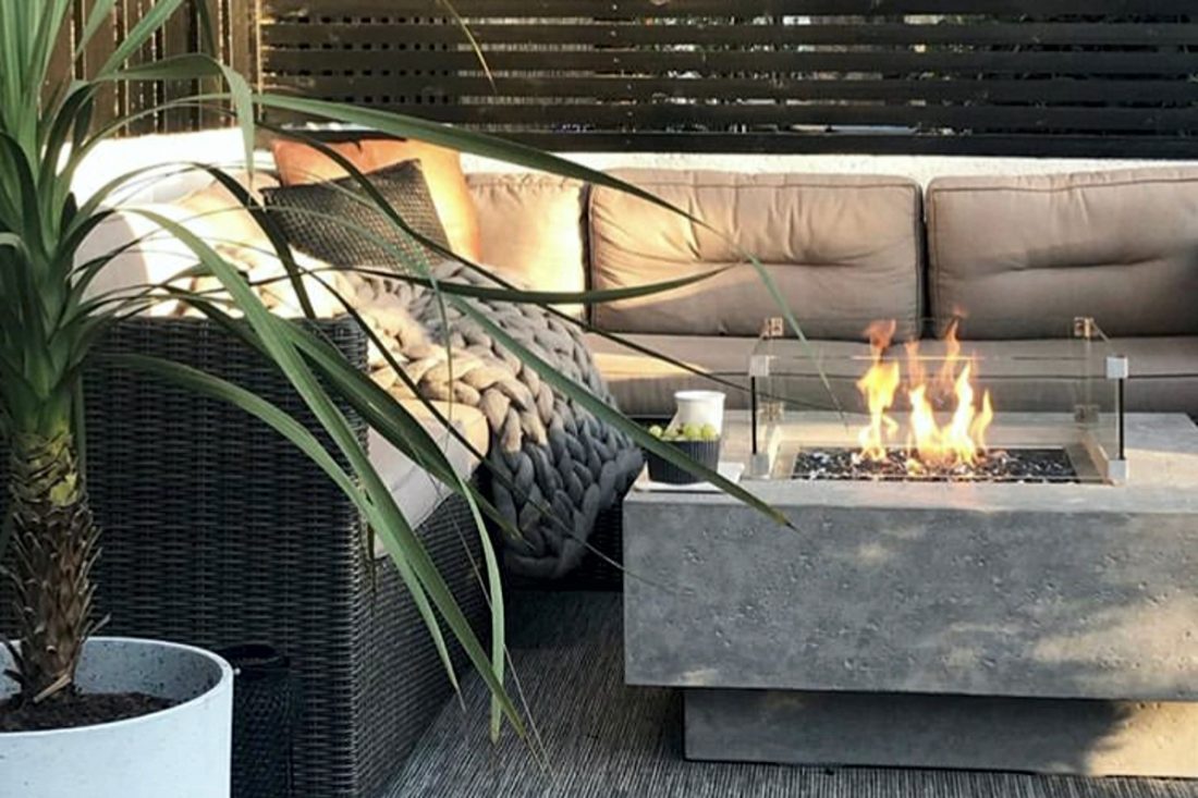 MANHATTAN table with a burning fire pit on an evening terrace