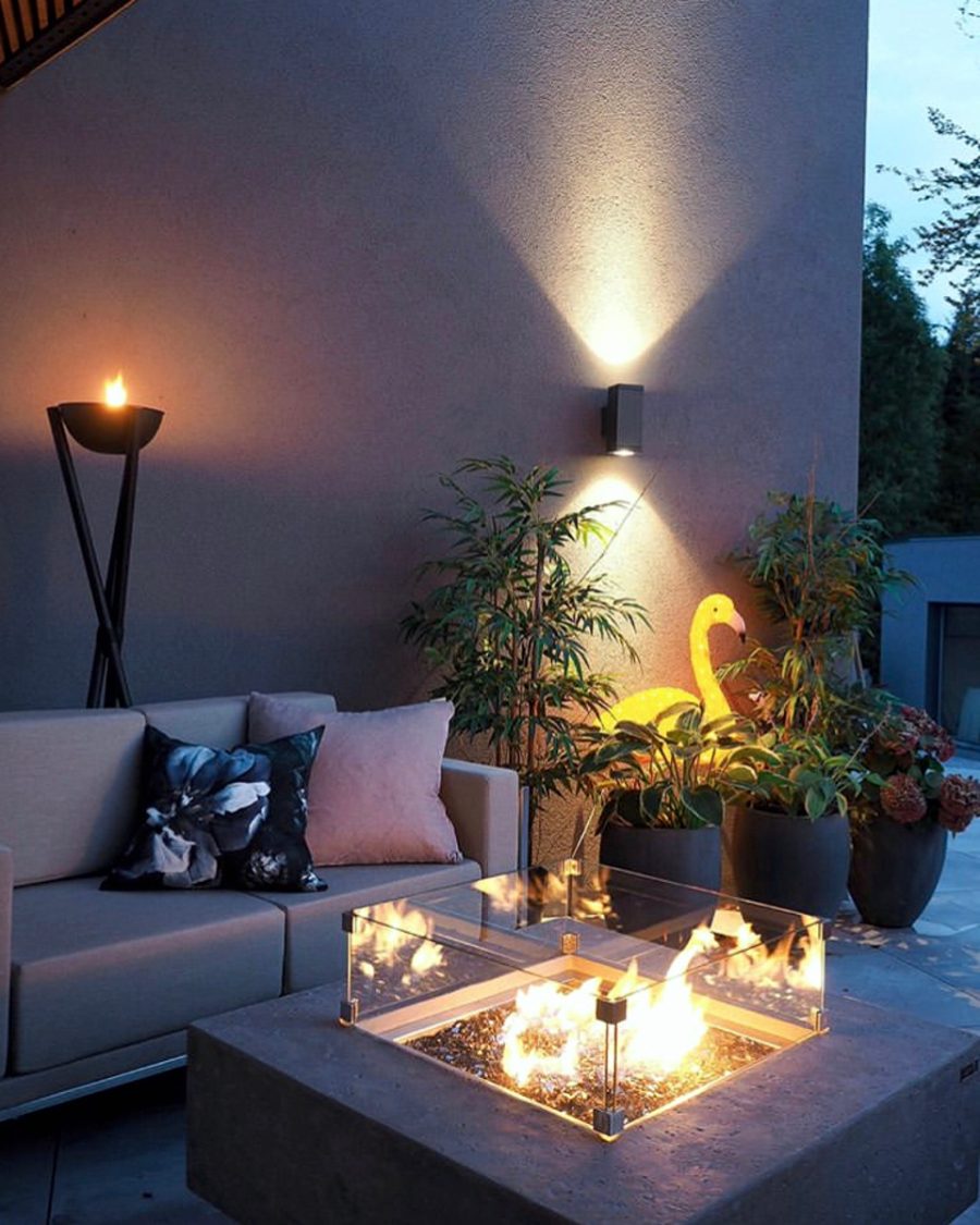 MANHATTAN table with accessories on a terrace
